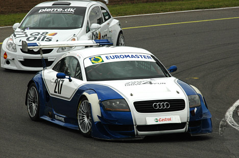 Nummer to og et i Padborg 6 Timer. Tommy Schröter/Casper Kirk Johansen/Claus Thinggaard er i deres Audi TT ved at blive hentet med en omgang af de senere vindere Peter Ager/Tom Pedersen/Per Johansen.